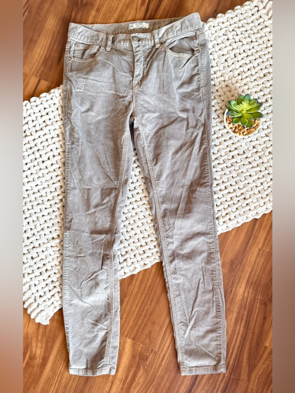 Free People | Straight Skinny Corduroy Pants Beige | Size 27